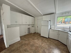 1046 NE Lincoln St in Roseburg, OR - Building Photo - Building Photo