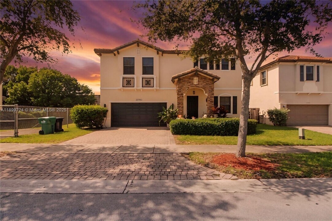 22760 SW 105th Ave in Miami, FL - Building Photo