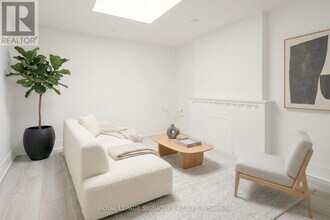 784 College St in Toronto, ON - Building Photo - Building Photo