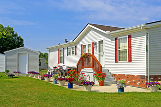 Hunters Crossing in Capac, MI - Foto de edificio - Building Photo