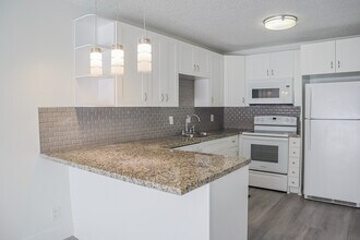 8005 Lake Dr, Unit 311 in Doral, FL - Foto de edificio - Building Photo