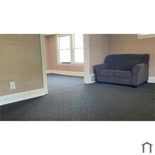 12308 Rexford Ave, Unit upstairs in Cleveland, OH - Foto de edificio - Building Photo