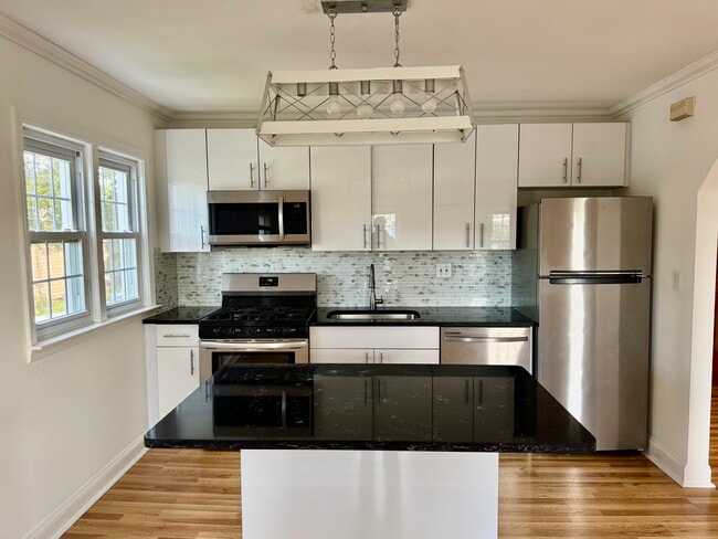 10 Mitchell Pl, Unit 2 in Manhasset, NY - Foto de edificio - Building Photo