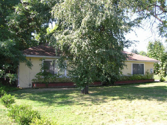 1215 W Main St in Medford, OR - Building Photo