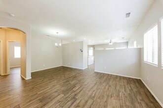 16862 W Post Dr in Surprise, AZ - Foto de edificio - Building Photo