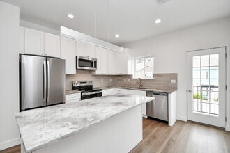 5262 Ella Blvd in Houston, TX - Building Photo - Building Photo