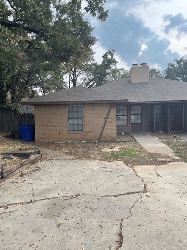 property at 716 Woodland Ct