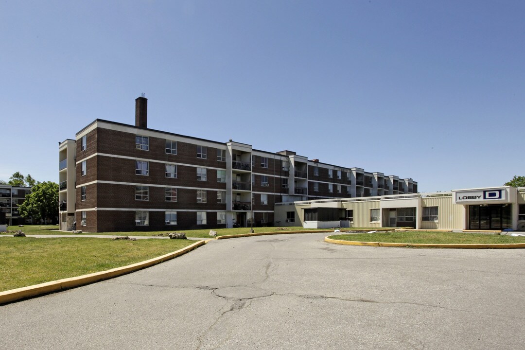 Heath Residences in Toronto, ON - Building Photo