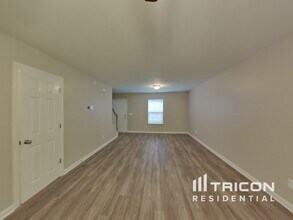 321 Lingonberry Dr in Hopkins, SC - Foto de edificio - Building Photo