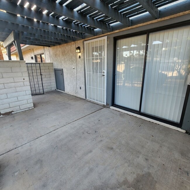 6909 Round Tree Dr in Las Vegas, NV - Building Photo - Building Photo