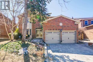 129 Fincham Ave in Markham, ON - Building Photo