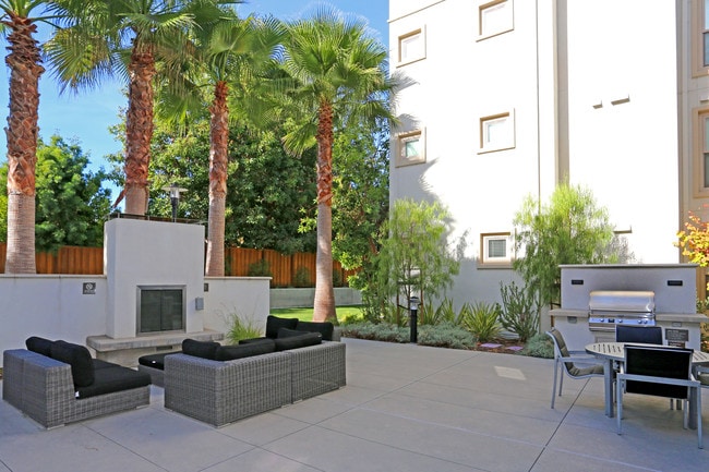 mResidences Redwood City in Redwood City, CA - Foto de edificio - Building Photo