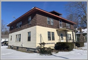 1301 Oak St, Unit 2 in Niles, MI - Building Photo