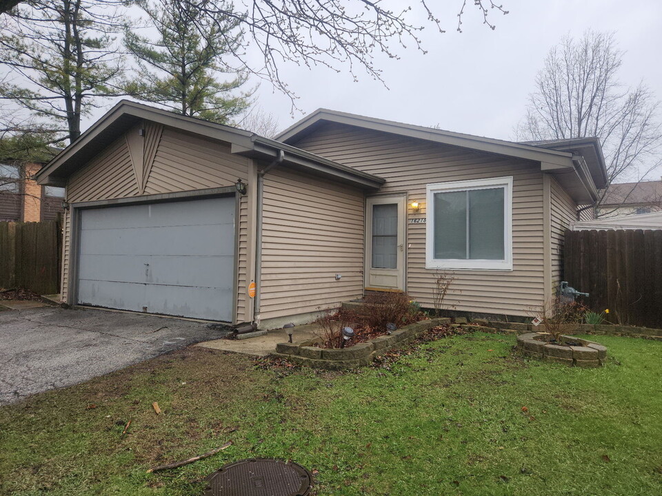 16218 Hawthorne Ln in Orland Hills, IL - Foto de edificio