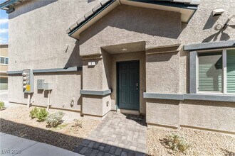 7840 Aurora Sky St in North Las Vegas, NV - Foto de edificio - Building Photo