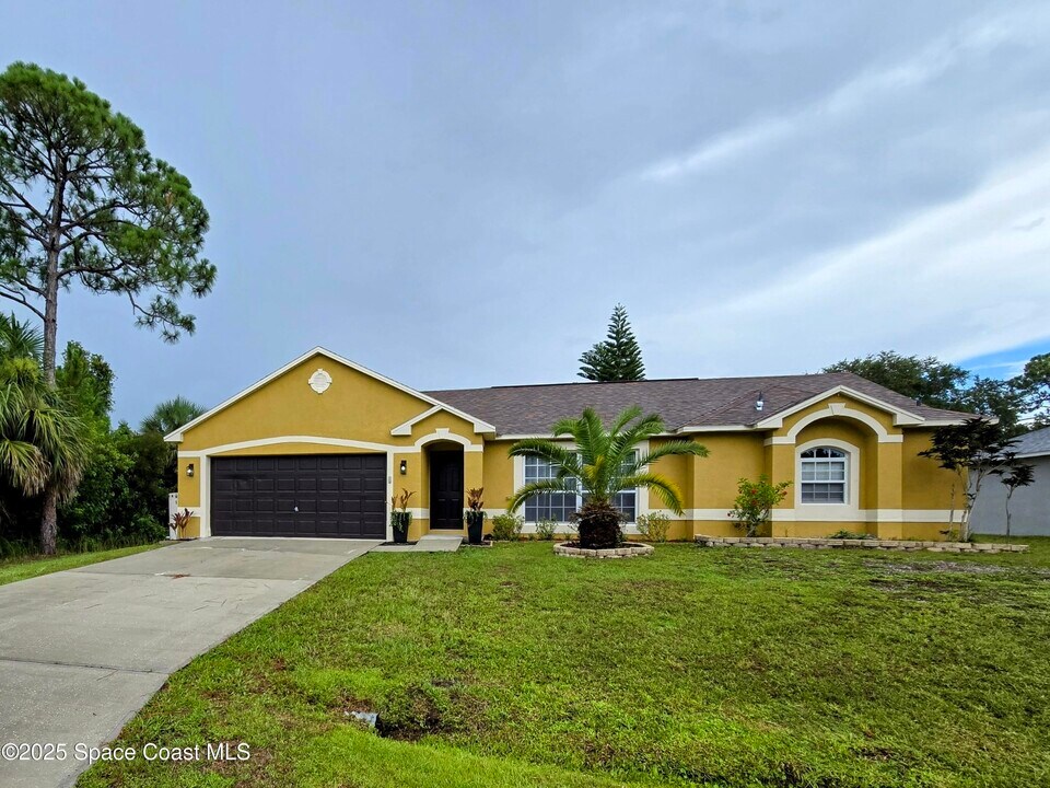 1662 Tigard St SE in Palm Bay, FL - Building Photo