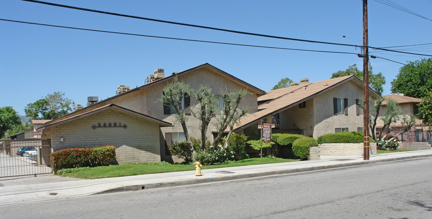 24851 Walnut St in Newhall, CA - Foto de edificio