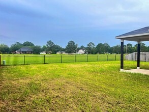 521 Green Meadows Dr in West Columbia, TX - Building Photo - Building Photo