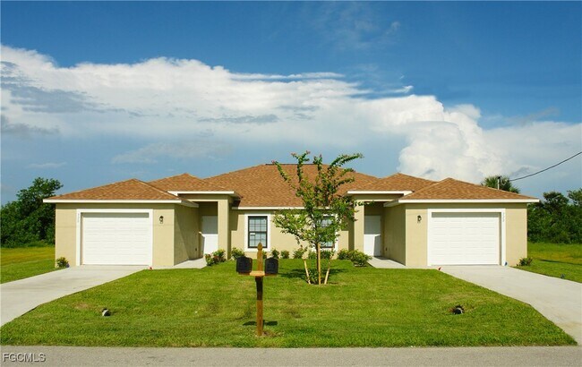 528 SE 5th Ave in Cape Coral, FL - Building Photo - Building Photo