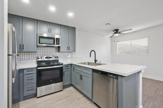 Country Club Apartments in San Bernardino, CA - Foto de edificio - Building Photo