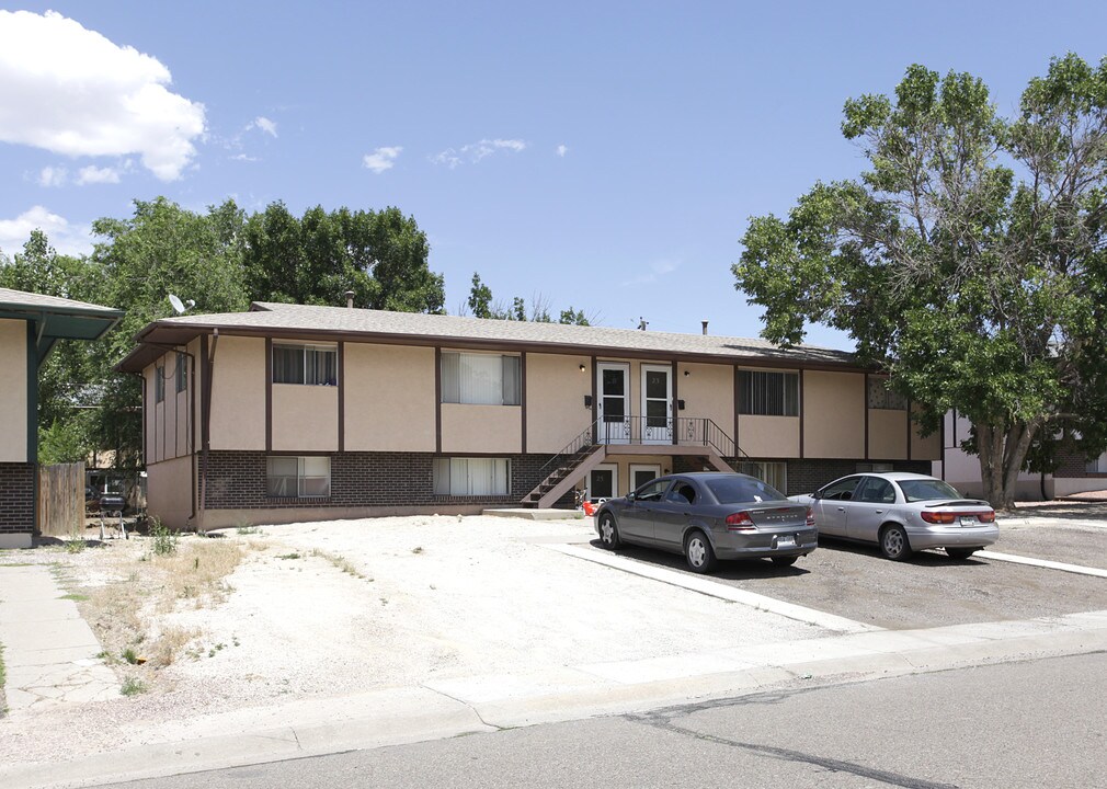 21-27 Douglas Ln in Pueblo, CO - Building Photo