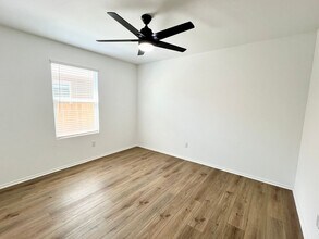 120 Perfect World Lp in Jarrell, TX - Building Photo - Building Photo