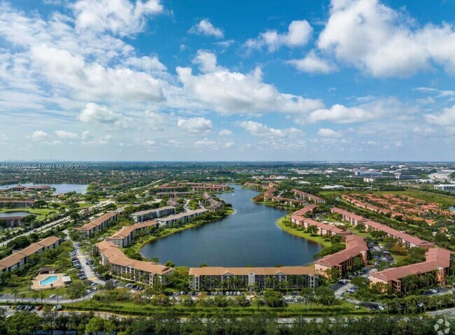 101 SW 132nd Way in Pembroke Pines, FL - Foto de edificio - Building Photo