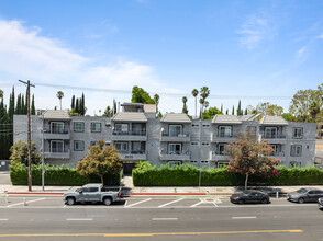 8155 Reseda in Reseda, CA - Foto de edificio - Building Photo