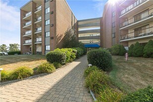 1204 Capella S in Newport, RI - Building Photo