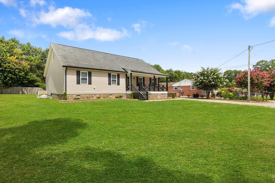 111 Forest View Dr in Nashville, NC - Building Photo