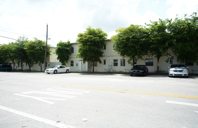 2515 NW 52nd St in Miami, FL - Foto de edificio - Building Photo