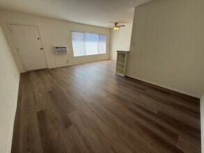 21809 Lanark St, Unit 20 in Canoga Park, CA - Foto de edificio - Building Photo