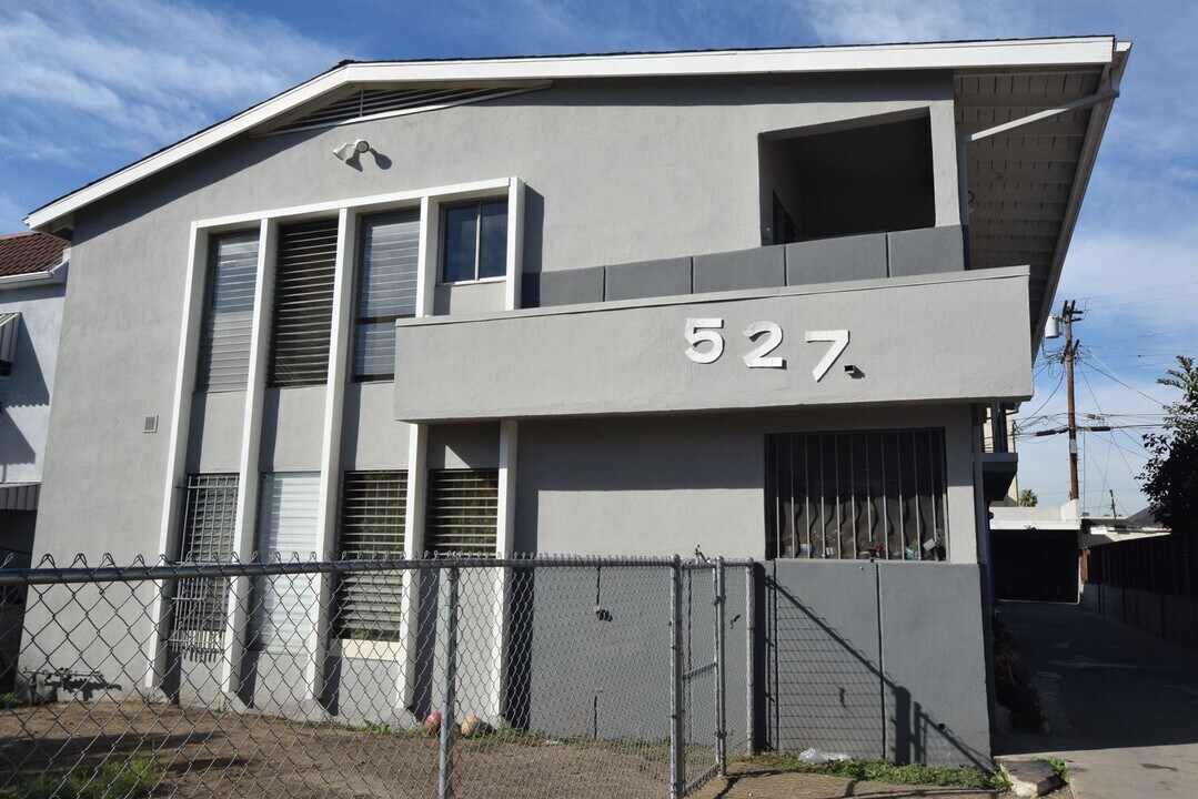 527 Serrano Ave-Unit -02 in Los Angeles, CA - Building Photo
