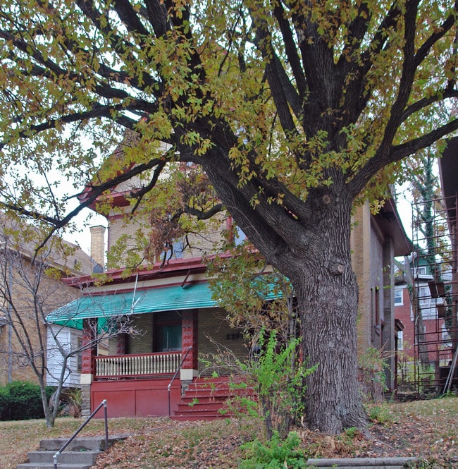 2207 Burnet Ave in Cincinnati, OH - Building Photo - Building Photo