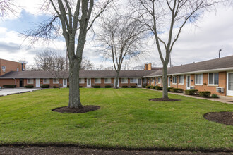 Robert Hock Apartments in Vandalia, OH - Foto de edificio - Building Photo