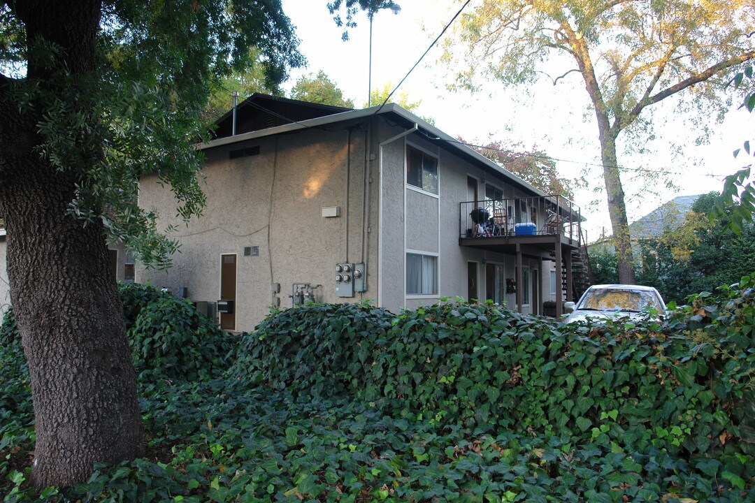 1131 W 3rd St in Chico, CA - Building Photo