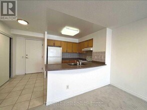 25 Kingsbridge Garden Cir in Mississauga, ON - Building Photo - Building Photo