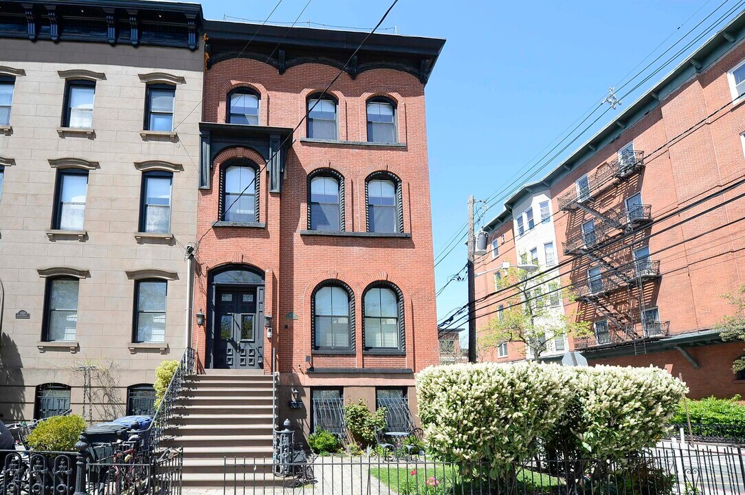 422 Hudson St, Unit 3 in Hoboken, NJ - Building Photo