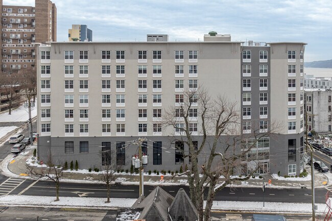 Regency on the Hudson in Yonkers, NY - Foto de edificio - Building Photo