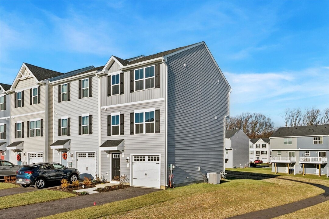 15 Rose Gln Ct in Coatesville, PA - Building Photo
