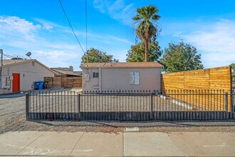 2745 E Willetta St, Unit 1 in Phoenix, AZ - Building Photo - Building Photo