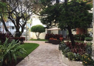 10210 Collins Ave in Bal Harbour, FL - Building Photo - Building Photo