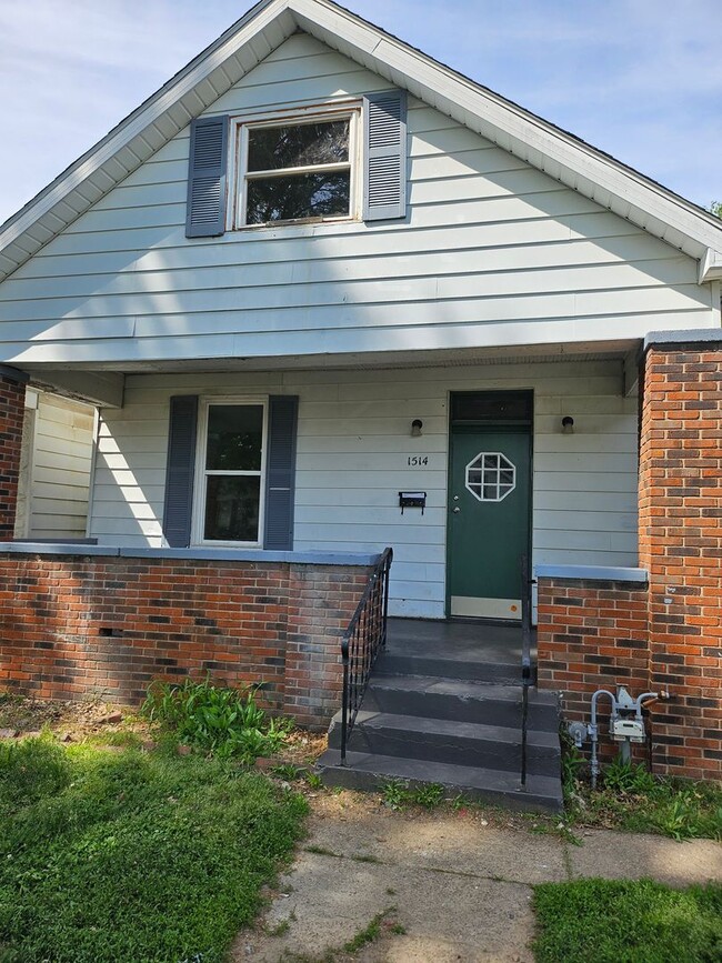 property at 1514 E Illinois St