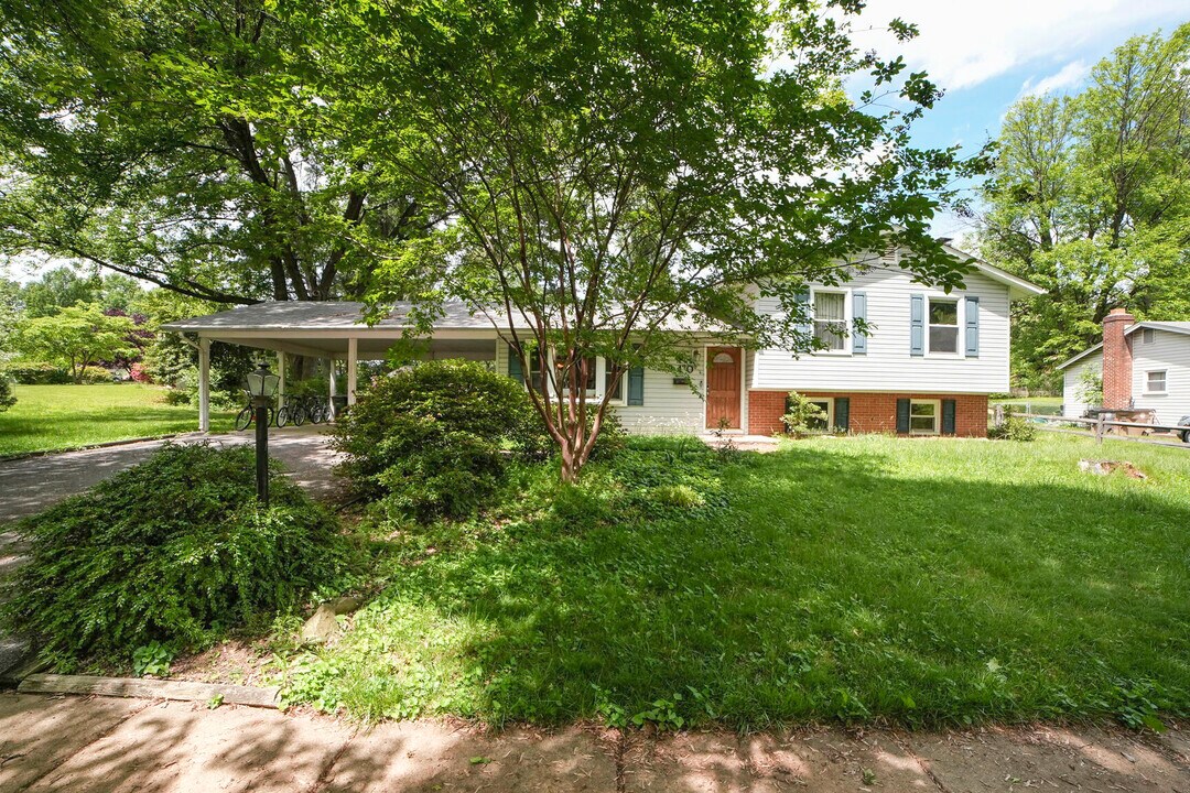 910 Lincoln St in Rockville, MD - Building Photo
