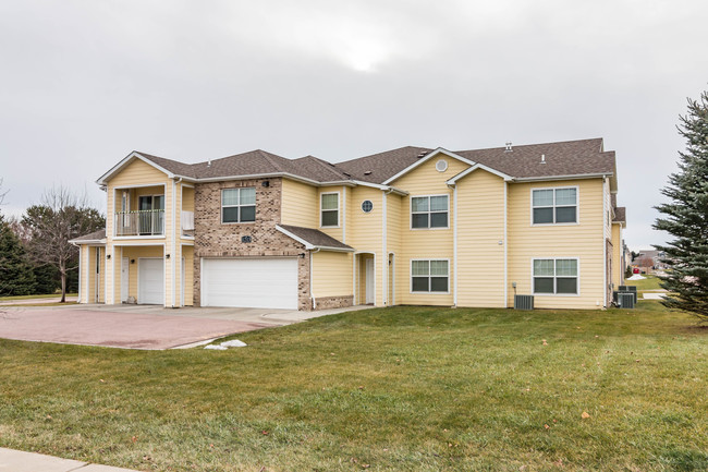 Redwood Court I & II in Brandon, SD - Foto de edificio - Building Photo