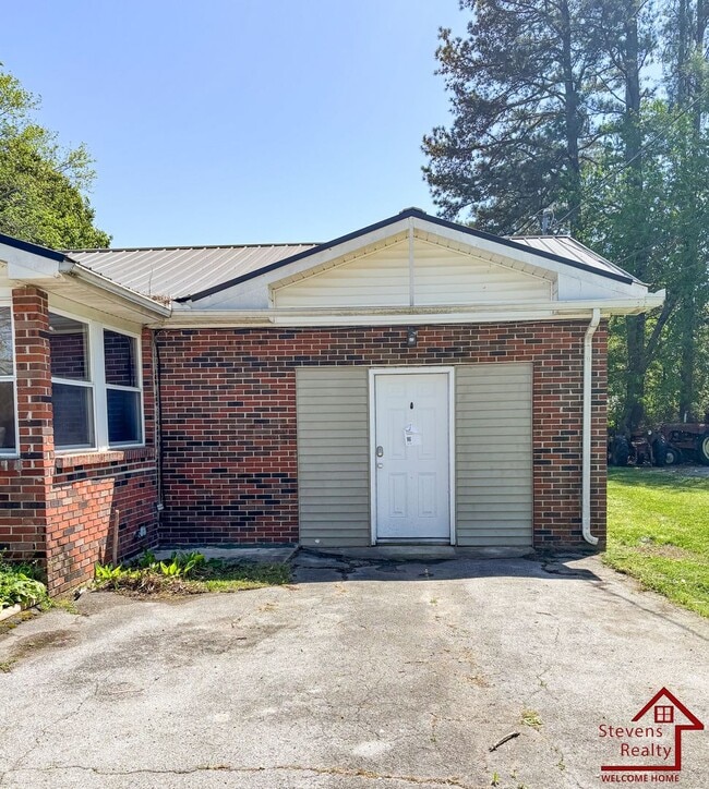 property at 512 W Maple St