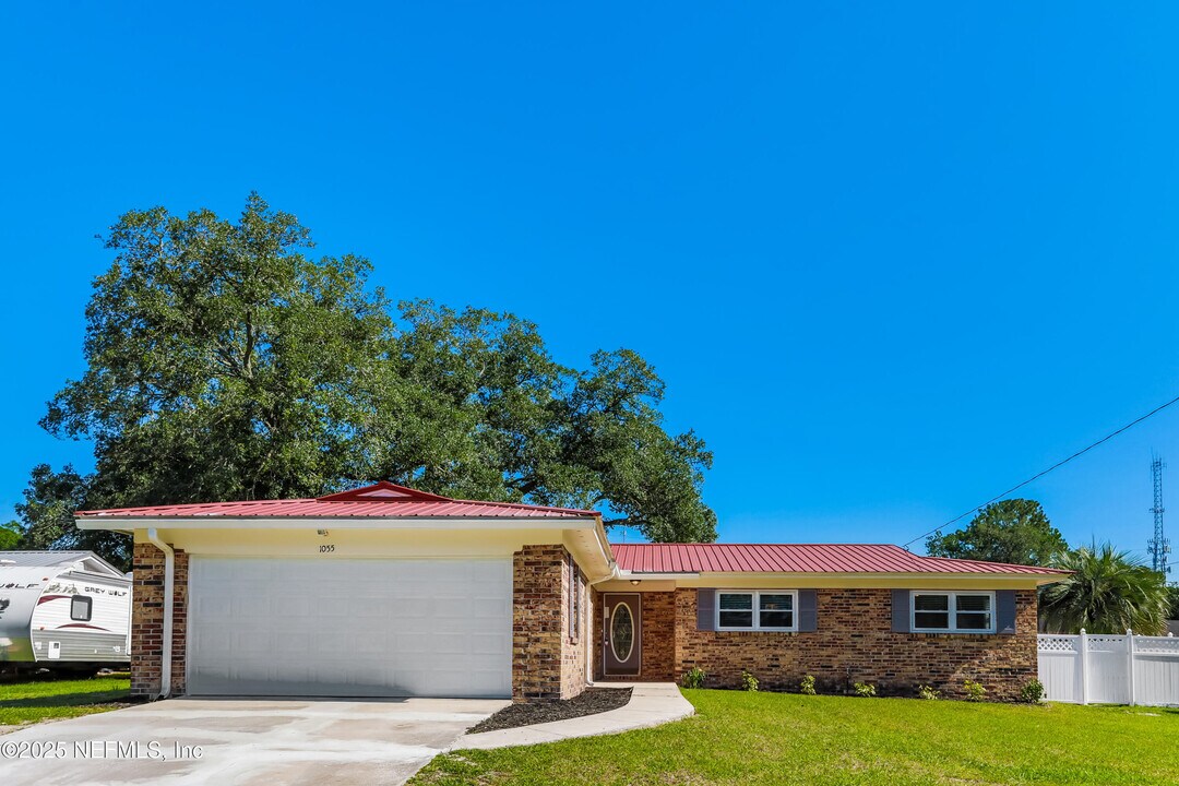 1055 Grove Park Dr S in Orange Park, FL - Building Photo