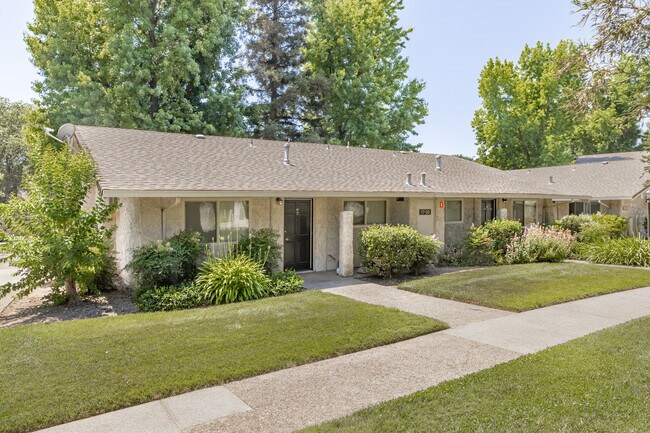 Joshua Tree Apartments in Chico, CA - Foto de edificio - Building Photo