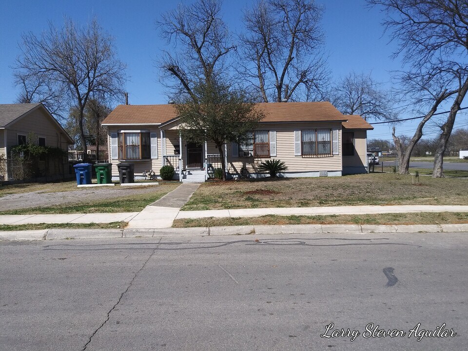 403 Ellana Claire St, Unit Ellana Claire A in San Antonio, TX - Foto de edificio