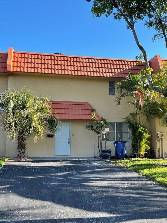 7132 NW 169th St in Hialeah, FL - Foto de edificio